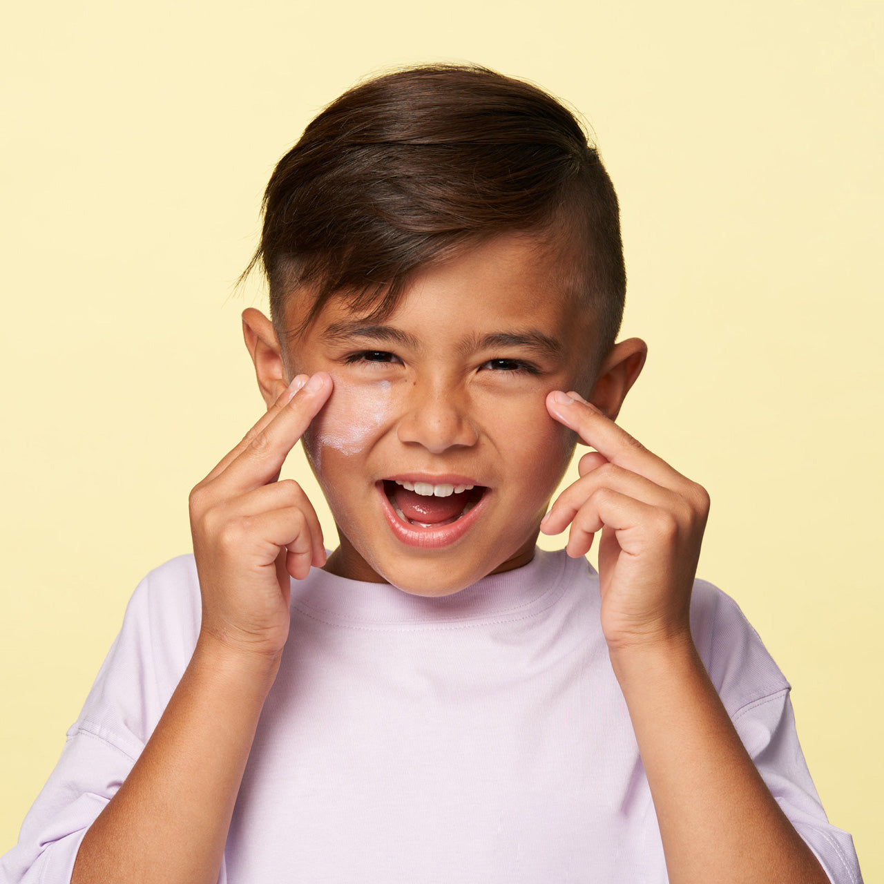 Child rubbing (S)undercover into face